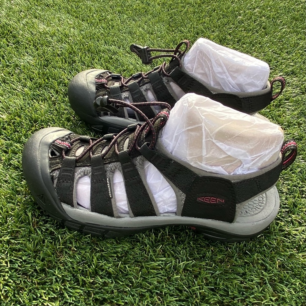 KEEN Newport H2 Women's 7.5 Walking, Hiking & Water Sandals Black/Raspberry Wine - Picture 4 of 10